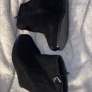 Black wedges